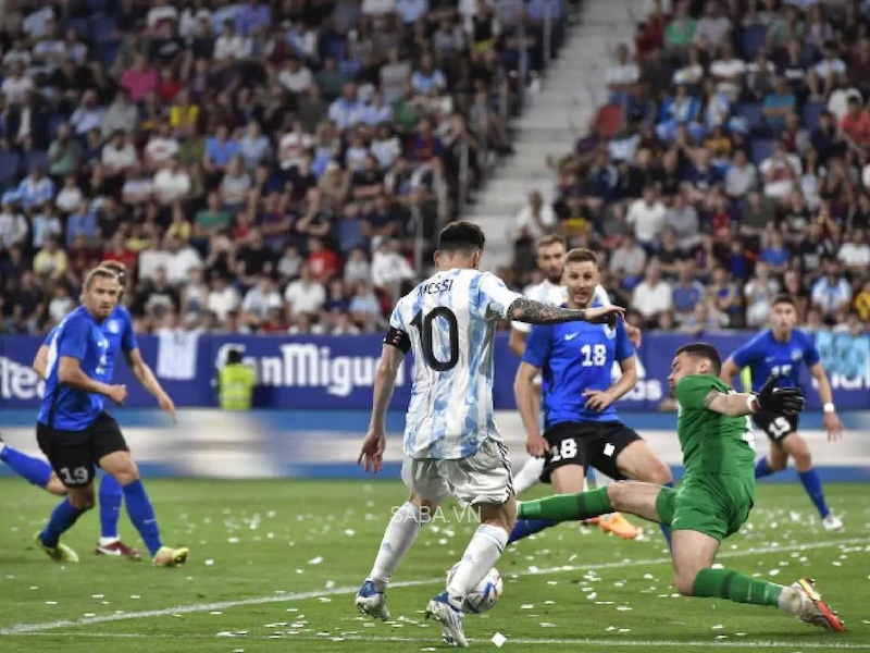 Messi 5 lần chọc thủng lưới Estonia