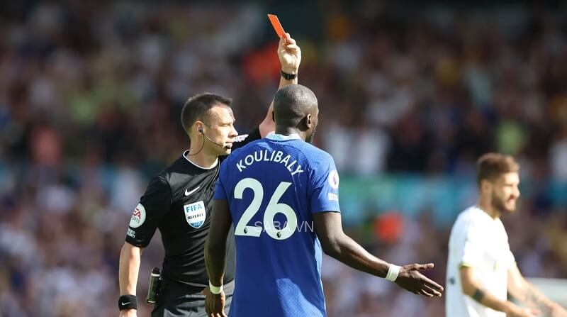 Koulibaly vừa nhận thẻ đỏ trong trận đấu với Leeds