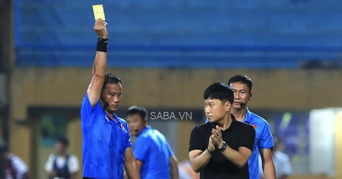 HLV Hà Nội FC nói về cáo buộc MUA TRỌNG TÀI: Thô nhưng thật!