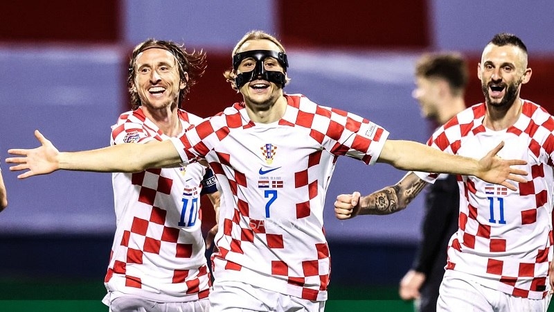 Lovro Majer ăn mừng bàn thắng vào lưới Đan Mạch