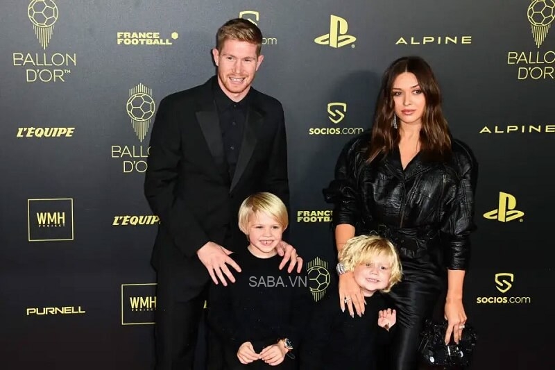 Gia đình Kevin De Bruyne xuất hiện trên thảm đỏ.