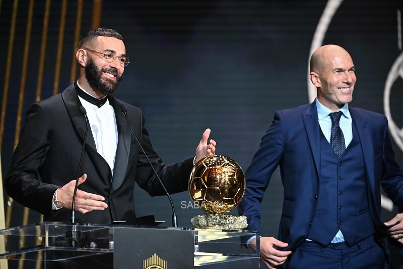 Zidane vừa trực tiếp trao Quả bóng Vàng 2022 cho Karim Benzema.