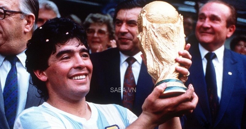 Maradona nâng cao cúp vàng World Cup