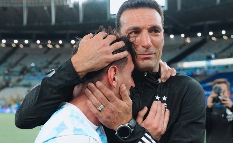 Scaloni và Messi sau khi đăng quang ở Copa America năm ngoái.