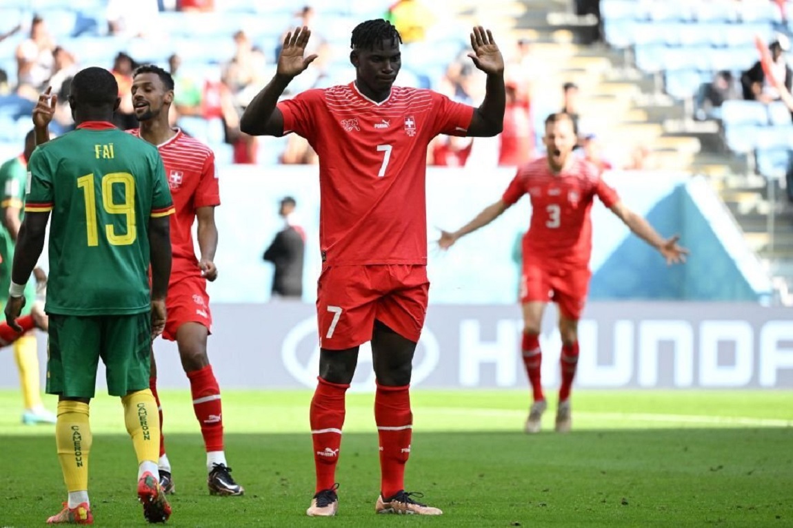 Người hùng tuyển Thụy Sĩ không ăn mừng khi ghi bàn duy nhất trước Cameroon