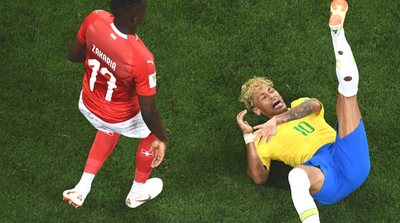 Neymar liên tục bị phạm lỗi trước Thụy Sĩ cách đây 4 năm