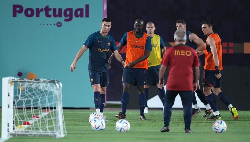 Ronaldo tập luyện cùng đồng đội.