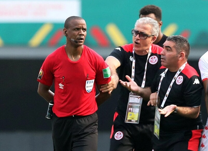 Trọng tài Sikazwe khiến BHL Tunisia phản ứng