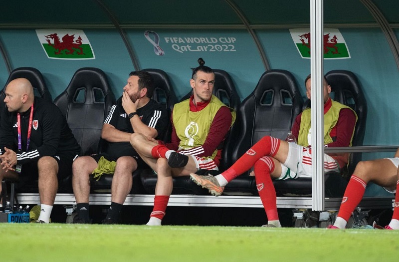 Hình ảnh Bale ngồi trên ghế dự bị sau khi được thay ra
