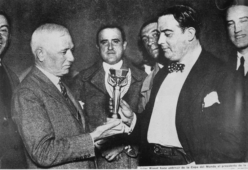 Chủ tịch Jules Rimet trao cúp cho Chủ tịch LĐBĐ Uruguay vào năm 1930.