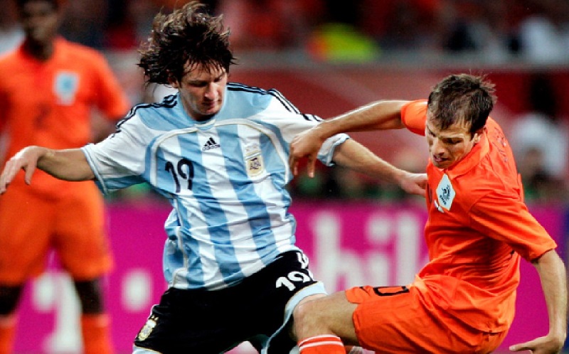 Van der Vaart từng đối đầu Messi ở CLB lẫn ĐTQG