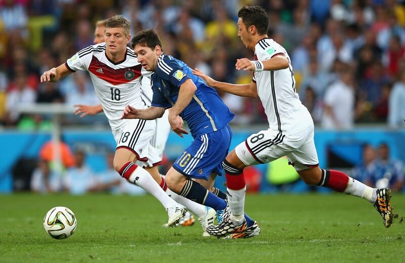 Kroos từng hạ Messi hồi năm 2014.