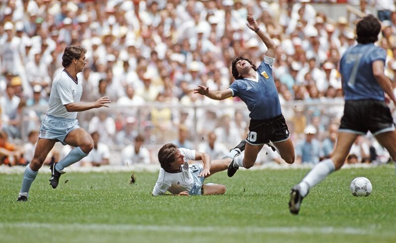 Maradona là đối tượng của những cú chùi bóng ác ý. Ông cũng giữ kỷ lục bị phạm lỗi nhiều nhất World Cup.