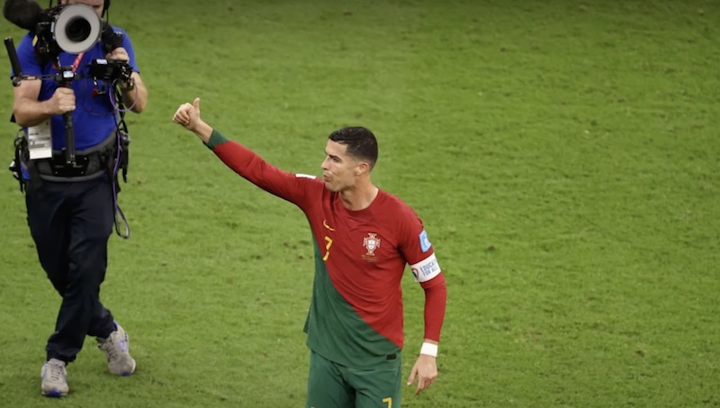 Ronaldo là cầu thủ Bồ đầu tiên tri ân khán giả khi hết trận