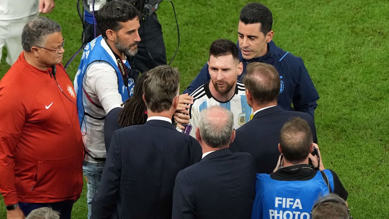 Sự hắc ám lạnh tanh của Van Gaal bị hóa giải bởi thiên tài Messi