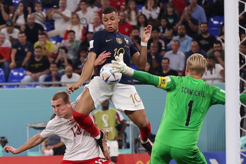 Mbappe quá phi thường ở sân chơi World Cup (Ảnh: AFP)