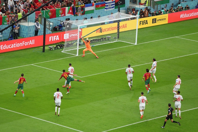 Cú sút từ góc không tưởng của Ramos giúp Bồ Đào Nha mở tỷ số ở phút 17