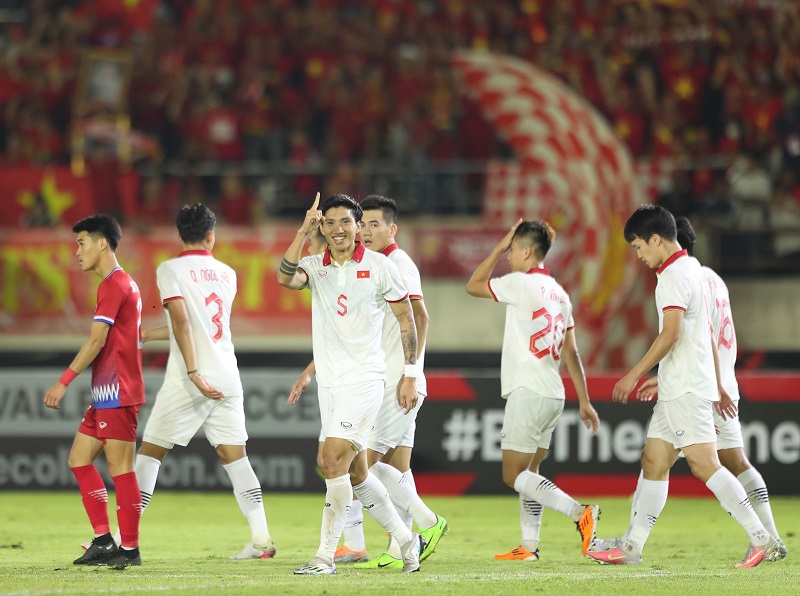 2 hậu vệ biên của ĐT Việt Nam ghi bàn thắng thứ 3 và 4 cho đội khách