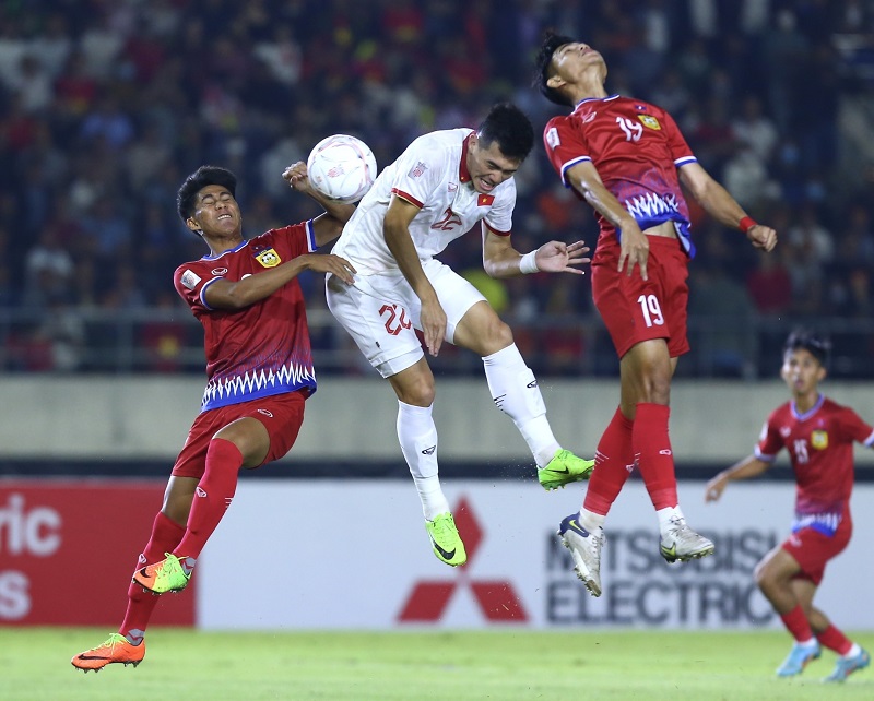 Tiến Linh bật cao đánh đầu, ghi bàn thắng đầu tiên của ĐT Việt Nam tại AFF Cup 2022
