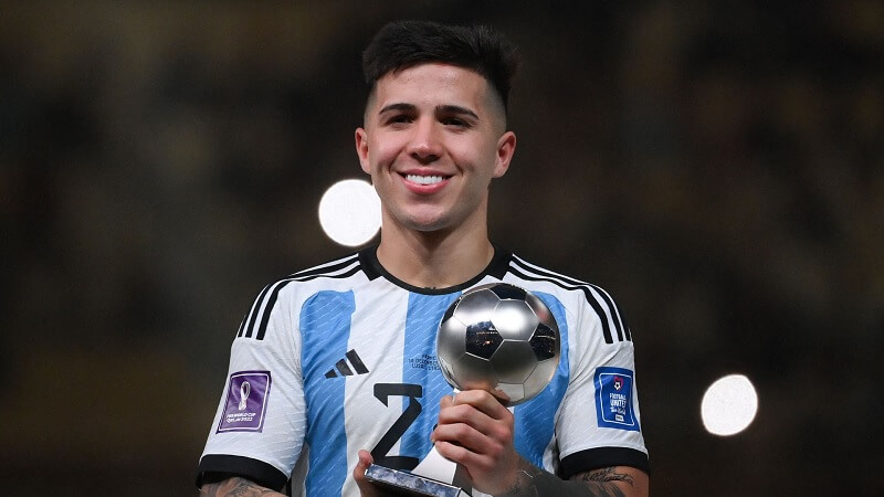 Enzo Fernandez nhận giải Cầu thủ trẻ xuất sắc nhất World Cup 2022