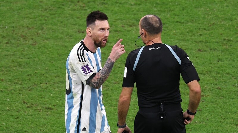 Messi chỉ trích trọng tài Lahoz trong trận đấu với Hà Lan