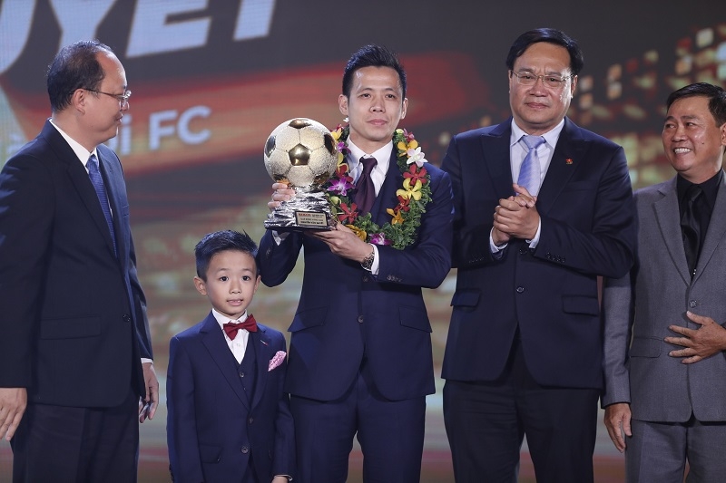 Văn Quyết giành Quả bóng Vàng 2022: Xứng danh huyền thoại V-League