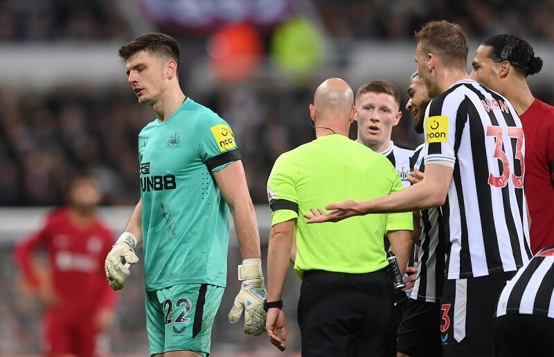 Tấm thẻ đỏ tai hại của Nick Pope khiến Newcastle gặp khó