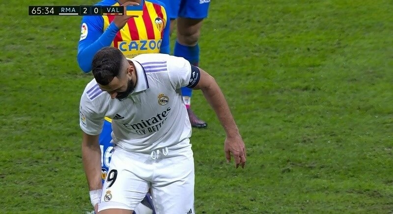 Benzema bị đau trong trận đấu với Valencia