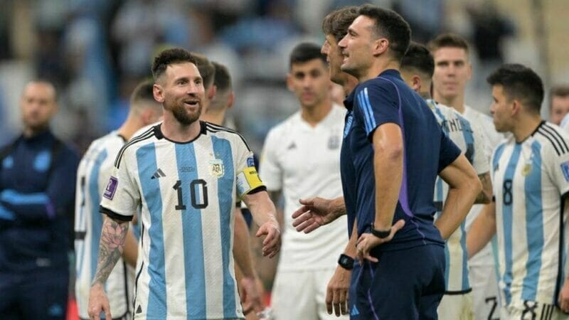 HLV Argentina đưa ra thông điệp mạnh mẽ cho Messi cùng các đồng đội