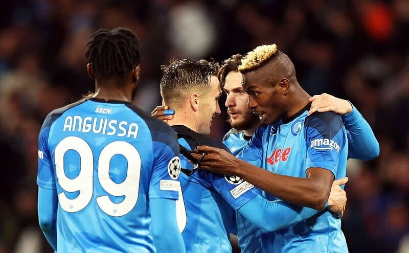 Napoli giành quyền đi tiếp sau màn dạo chơi trên sân nhà ở lượt về