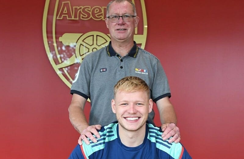 Ramsdale và bố trong lễ ký hợp đồng với Arsenal