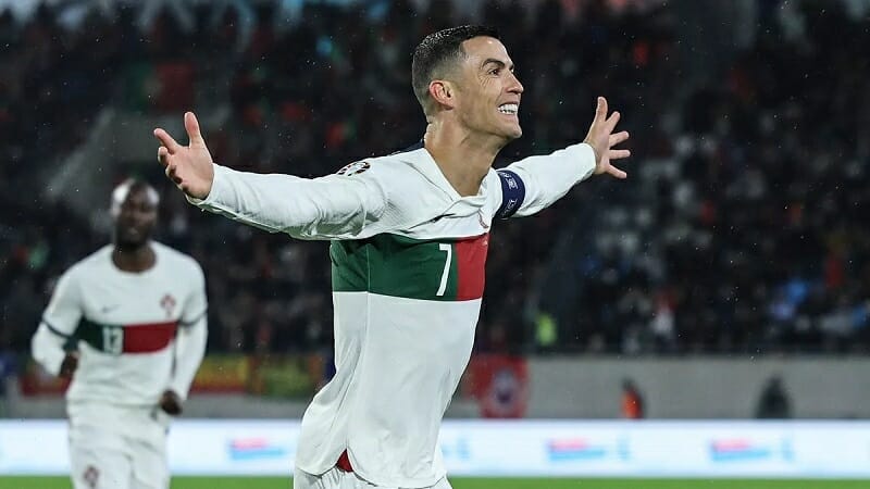 Ronaldo tiếp tục tỏa sáng trong màu áo ĐTQG