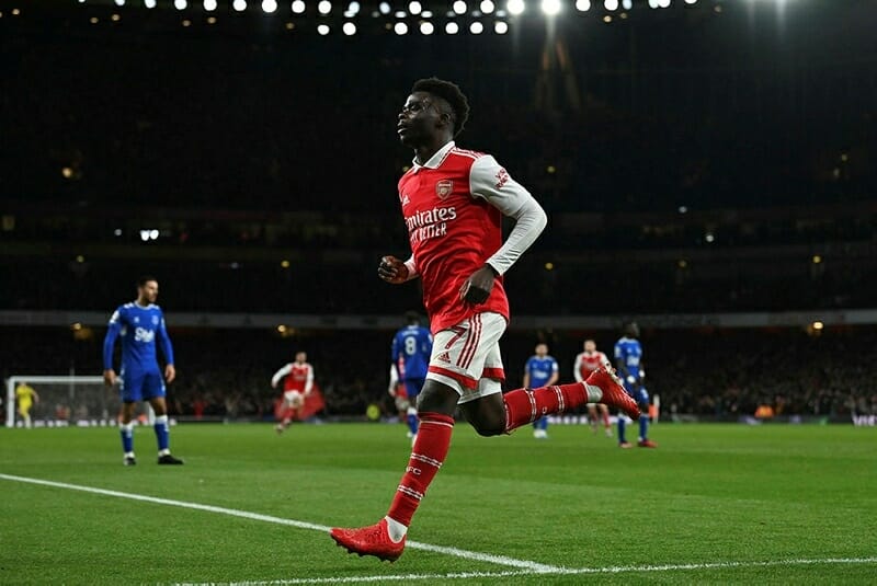 Saka mở ra chiến thắng cho Arsenal 