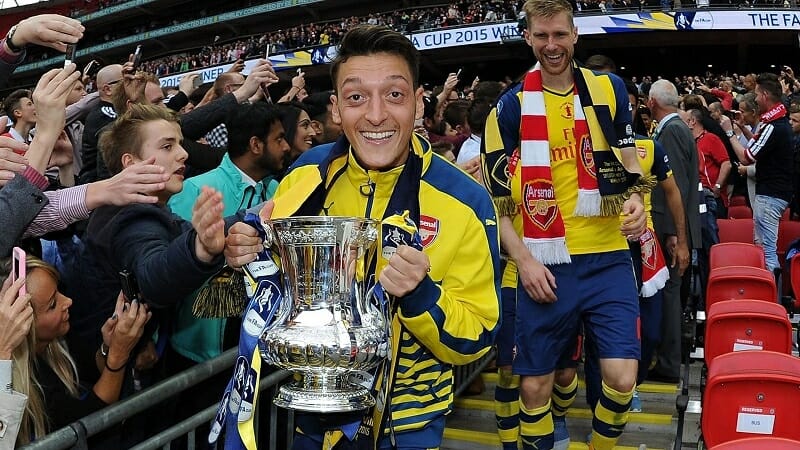Ozil cùng Arsenal đem về 4 danh hiệu FA Cup
