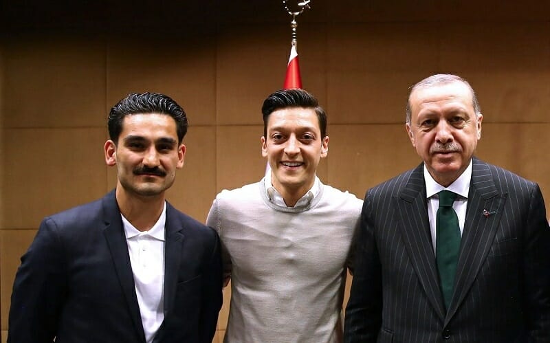 Bức ảnh chụp cùng tổng thống Erdogan khiến Ozil vướng vào những tranh cãi và phải từ giã đội tuyển