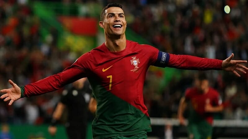 Ronaldo lập kỷ lục vô tiền khoáng hậu