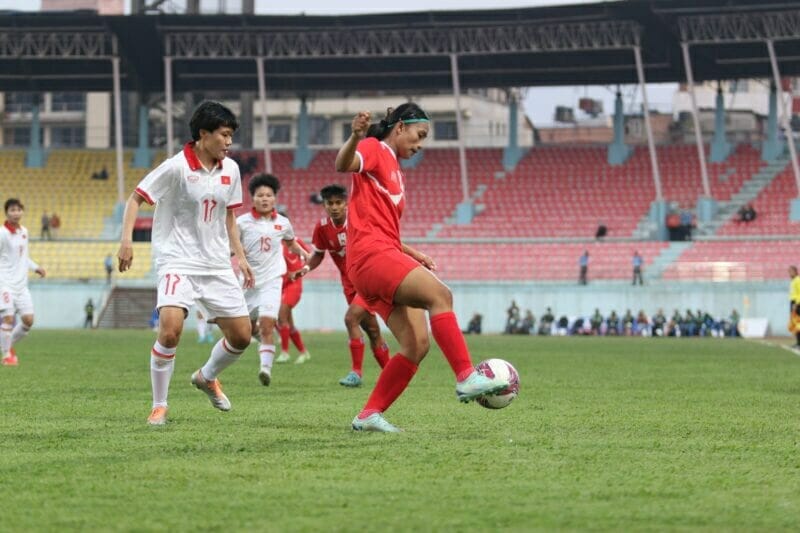 ĐT nữ Việt Nam chủ động chơi chậm trong hiệp 2 và để đối thủ ghi bàn rút ngắn tỷ số (Ảnh: Nepal FA)