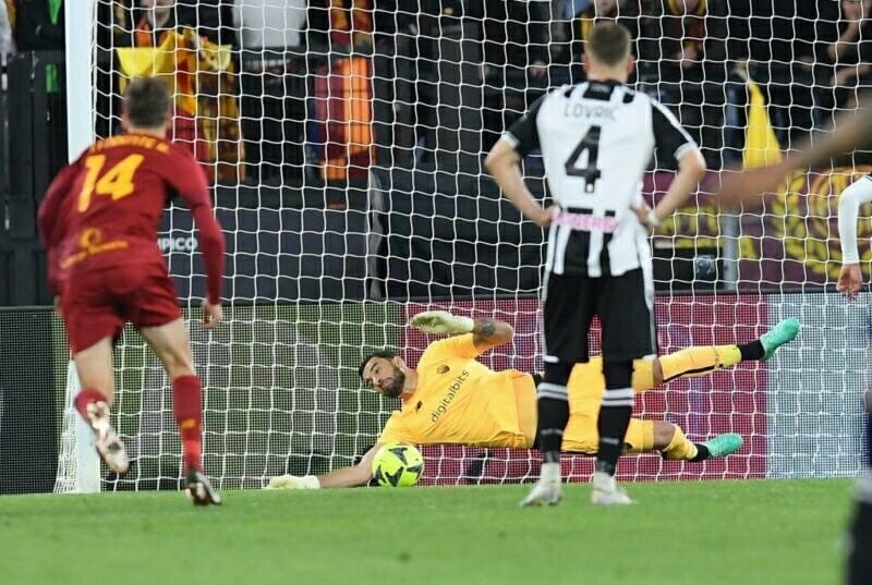 Rui Patricio xuất sắc trong pha cản phá phạt đền giúp AS Roma giữ sạch lưới trận này