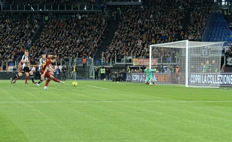 Cầu thủ trẻ Bove mở tỷ số cho AS Roma sau pha băng vào đá bồi