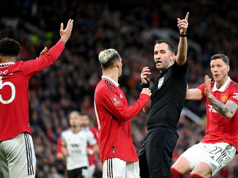 Man United đã bị phạt vì không kiểm soát được cầu thủ của mình trong trận đấu với Fulham