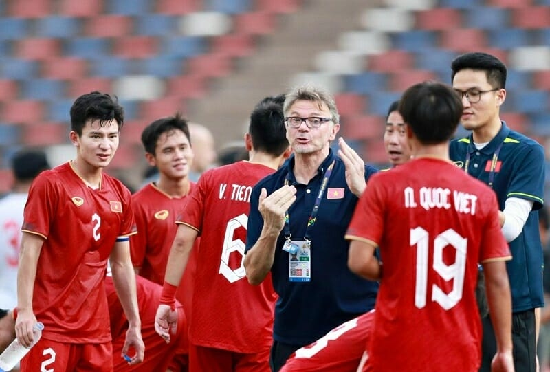 “Bóng đá Việt cần thời gian hòa nhập với xu hướng kiểm soát, pressing của thế giới”
