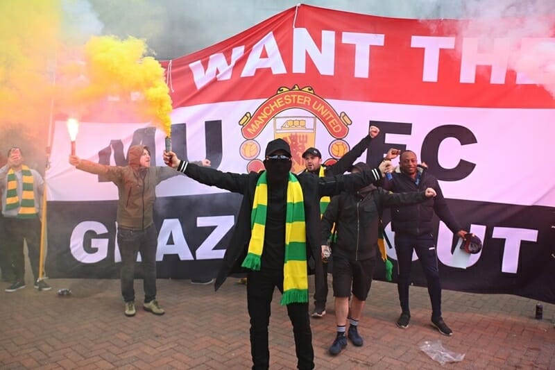 CĐV Man United yêu cầu nhà Glazers phải bán đội bóng ngay lập tức