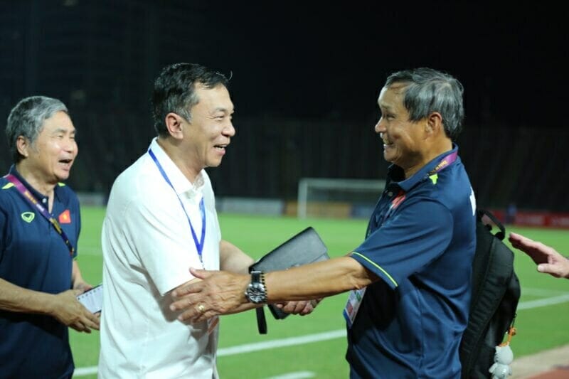 Chủ tịch Trần Quốc Tuấn chúc mừng HLV trưởng Mai Đức Chung sau trận đấu (Ảnh: VFF)