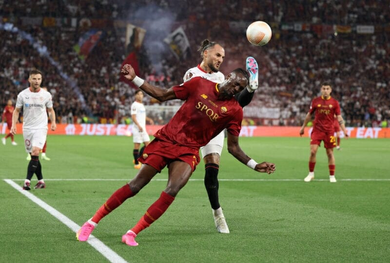 Tammy Abraham trong trận gặp Sevilla (REUTERS/Marko Djurica)