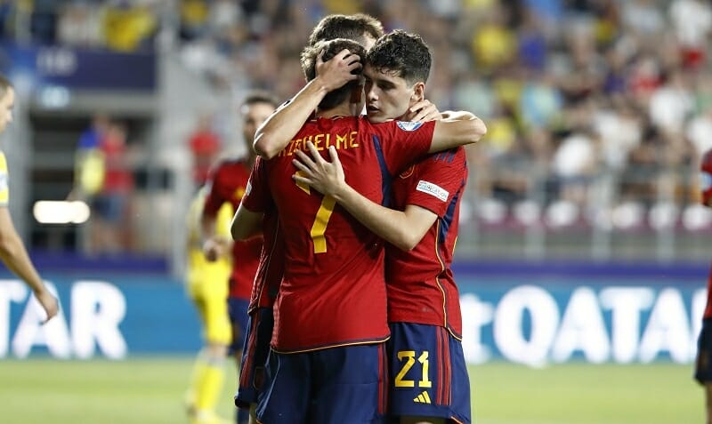 U17 Tây Ban Nha gỡ hòa ngay khi hiệp hai mới bắt đầu.