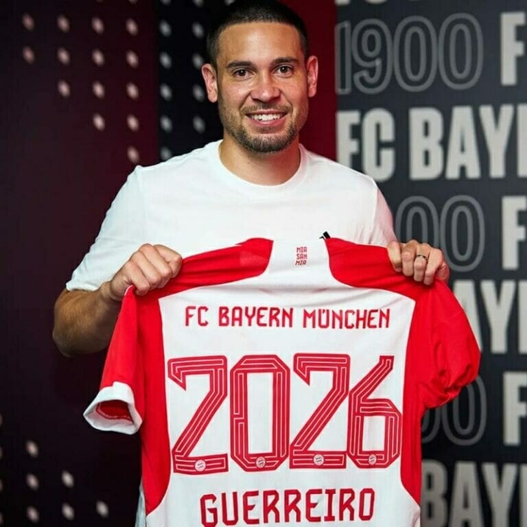 Raphael Guerreiro chính thức gia nhập Bayern Munich.