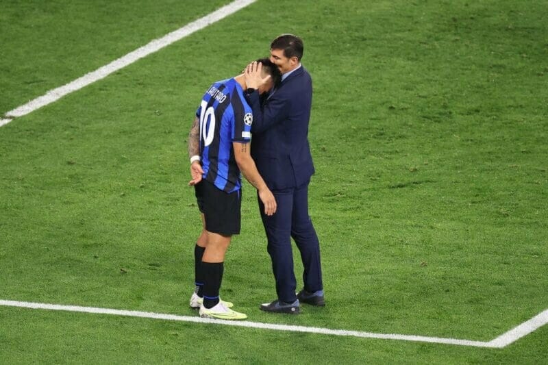 Lautaro Martinez không thể giấu nổi cảm xúc khi được Javier Zanetti an ủi sau trận chung kết