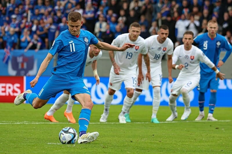 Iceland vừa để thua trước Slovakia
