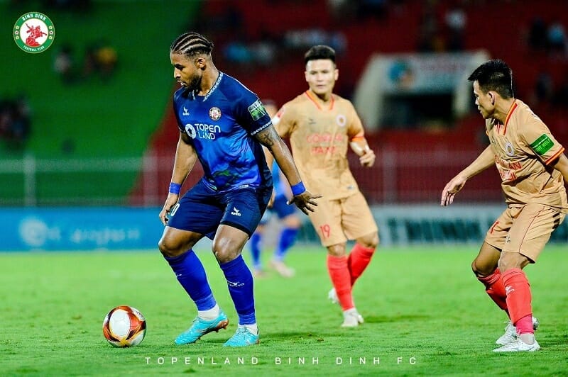 Rafaelson thi đấu nỗ lực nhưng không ghi được bàn thắng (Ảnh: TopenLand Binh Dinh FC).