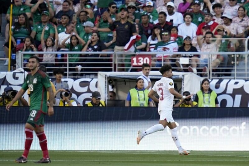 Mexico thua bất ngờ trước Qatar.